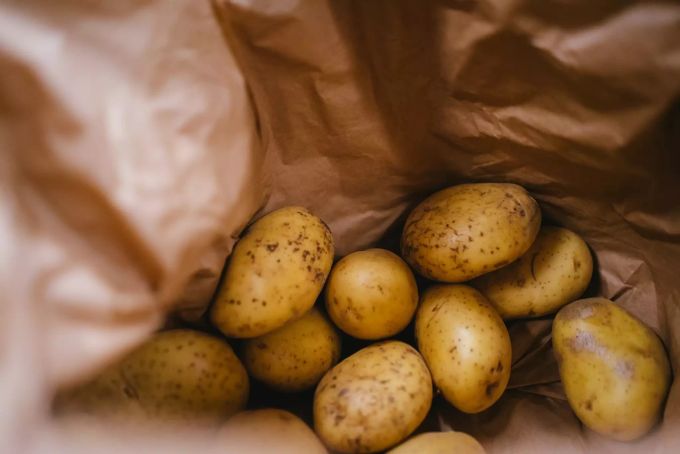 Rohe Kartoffeln gehören nicht ins Gefrierfach. Kartoffeln