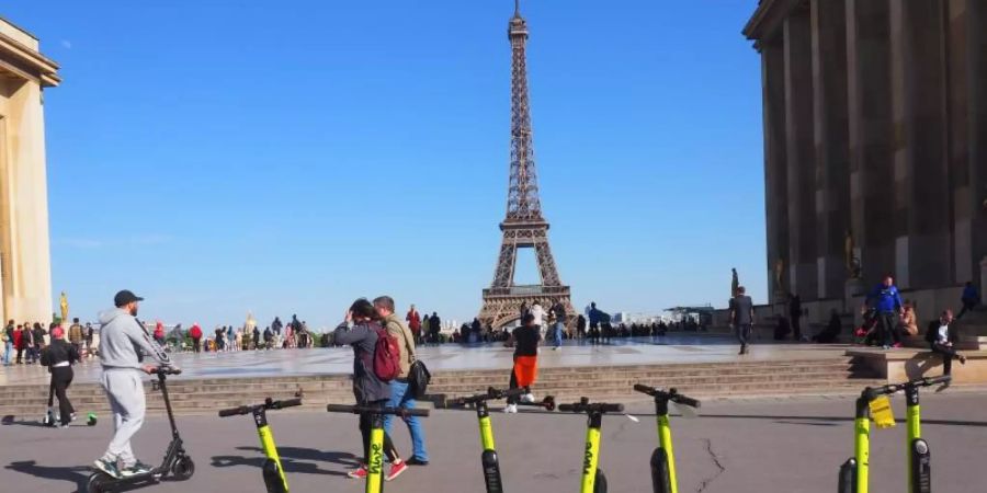 Für E-Scooter gibt es jetzt «Slow Zones» in Paris. Foto: Christian Böhmer/dpa
