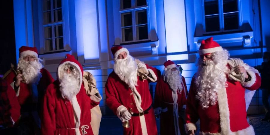 Weihnachtsmanntreffen in Berlin.