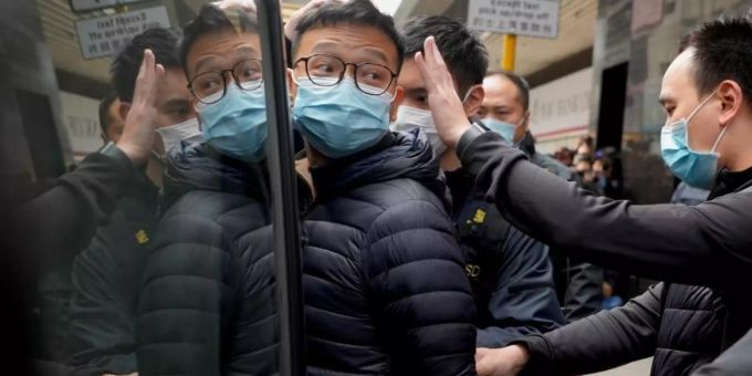 Patrick Lam (l), Herausgeber der Online-Publikation «Stand News», wird von Polizeibeamten in einen Lieferwagen eskortiert. Foto: Vincent Yu/AP/dpa Patrick Lam (l), Herausgeber der Online-Publikation «Stand News», wird von Polizeibeamten in einen Lieferwagen eskortiert. Foto: Vincent Yu/AP/dpa