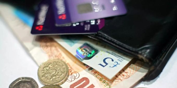 Britische Banknoten: Der deutliche Anstieg der Energiepreise könnte einkommensschwache Familien überproportional treffen. Foto: Yui Mok/PA/dpa Britische Banknoten: Der deutliche Anstieg der Energiepreise könnte einkommensschwache Familien überproportional treffen. Foto: Yui Mok/PA/dpa