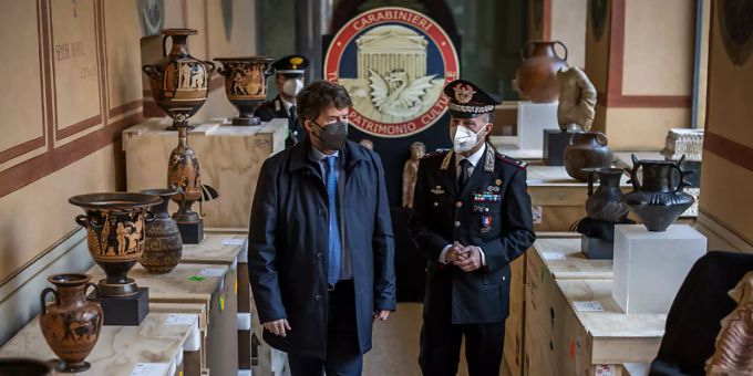 Die italienische Polizei hat rund 200 Kunstschätze im Wert von schätzungsweise 10 Millionen Euro in den Vereinigten Staaten sichergestellt und 160 davon zurück nach Italien gebracht. Foto: Oliver Weiken/dpa Die italienische Polizei hat rund 200 Kunstschätze im Wert von schätzungsweise 10 Millionen Euro in den Vereinigten Staaten sichergestellt und 160 davon zurück nach Italien gebracht. Foto: Oliver Weiken/dpa