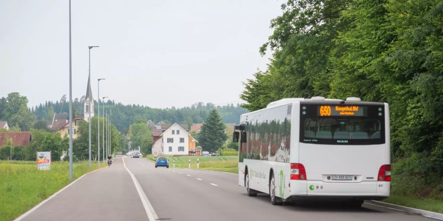 Glattal Bahn Ortseinfahrt Gemeinde Lindau (ZH) auf der Tagelswangerstrasse.