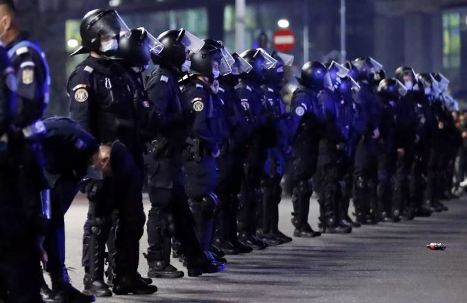 Polizisten im Einsatz bei einer Corona-Demonstration. rom