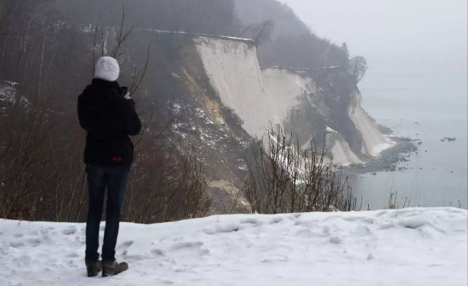Die Kreidefelsen auf Rügen geben auch im Winter ein stimmungsvolles Fotomotiv ab – gerade bei etwas Nebel. Frau Winter Felsen Meer