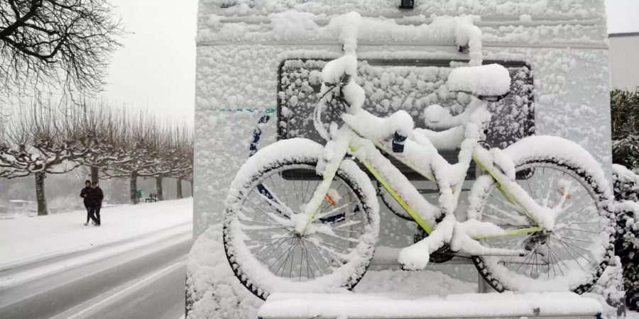 Fahrrad auf Wohnmobil hinten Schnee