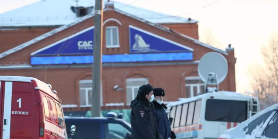 Die Polizei ist am Kohlebergwerk «Listwjaschnaja» im Einsatz. Foto: Maxim Kiselev/TASS/dpa