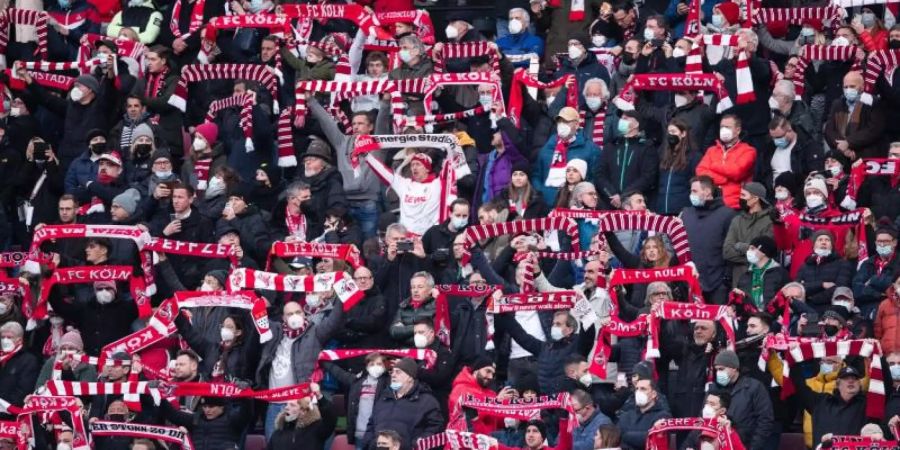 50.000 Zuschauer verfolgten im Stadion des 1. FC Köln das Spiel gegen Borussia Mönchengladbach. Foto: Marius Becker/dpa