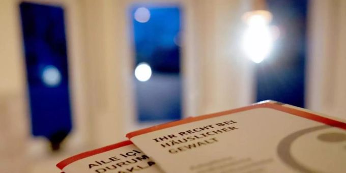 Informationsbroschüren in einem Frauenhaus. Gewalt in Partnerschaften und Familien ist während der Corona-Pandemie nach Einschätzung des Weissen Rings deutlich gestiegen. Foto: Britta Pedersen/dpa-Zentralbild/dpa Informationsbroschüren in einem Frauenhaus. Gewalt in Partnerschaften und Familien ist während der Corona-Pandemie nach Einschätzung des Weissen Rings deutlich gestiegen. Foto: Britta Pedersen/dpa-Zentralbild/dpa