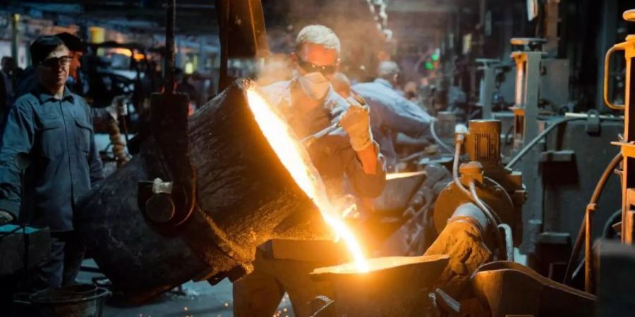 Besonders zuversichtlich sind der IW-Umfrage zufolge der Maschinenbau sowie die Stahl- und Metallverarbeitung. Foto: Julian Stratenschulte/dpa