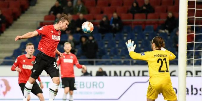 Hannovers Julian Börner (l) verpasst mit einem Kopfball nur knapp das Tor von Paderborns Torwart Jannik Huth. Foto: Daniel Reinhardt/dpa Hannovers Julian Börner (l) verpasst mit einem Kopfball nur knapp das Tor von Paderborns Torwart Jannik Huth. Foto: Daniel Reinhardt/dpa
