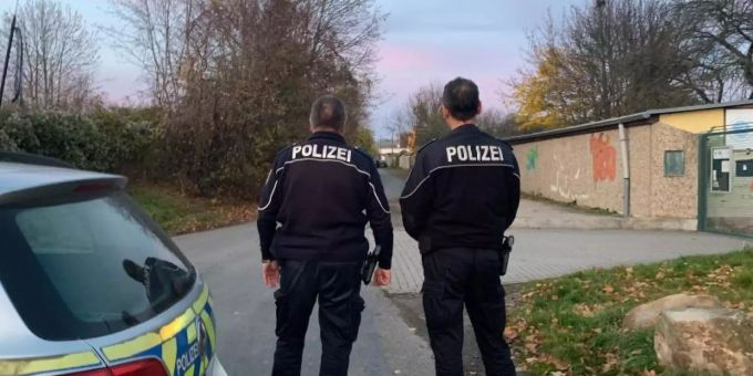 Polizisten bei einer Ermittlung. (Symbolbild) Polizei sucht