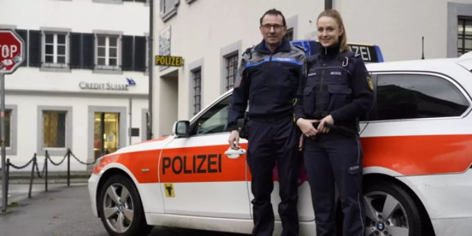 Wachtmeister Wilfred Siegrist mit Polizeikommissaranwärterin E. Grossberger.