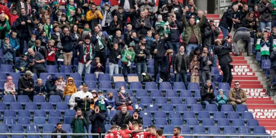 Mit 1000 Freikarten für das Heimspiel gegen Dresden wollen Hannover 96 und die Region Hannover einen weiteren Impfanreiz schaffen. Foto: Axel Heimken/dpa