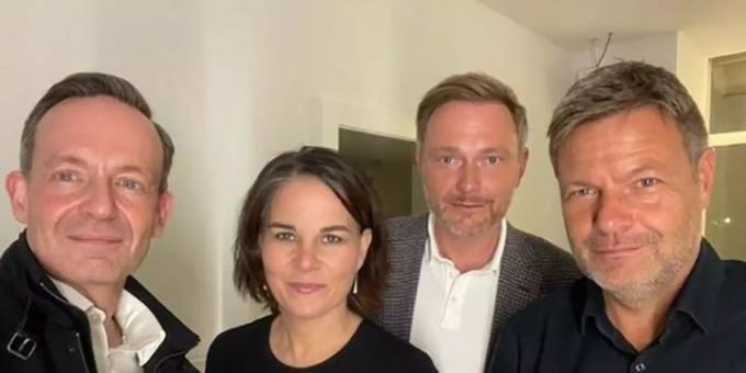 Das ikonische Selfie: Volker Wissing (l-r), Annalena Baerbock, Christian Lindner und Robert Habeck grüssen ihre Fans. Foto: Volker Wissing/FDP/instagram/dpa Das ikonische Selfie: Volker Wissing (l-r), Annalena Baerbock, Christian Lindner und Robert Habeck grüssen ihre Fans. Foto: Volker Wissing/FDP/instagram/dpa