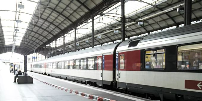 Teile des Luzerner Bahnhofs wurden am Montagnachmittag wegen eines verdächtigen Gegenstands gesperrt. (Archivbild) Teile des Luzerner Bahnhofs wurden am Montagnachmittag wegen eines verdächtigen Gegenstands gesperrt. (Archivbild)