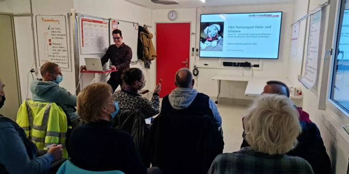 Sowohl Fachspezialisten der Stiftung als auch externe Fachleute vermitteln ihr Wissen in der FBA Tiertransport. Tier