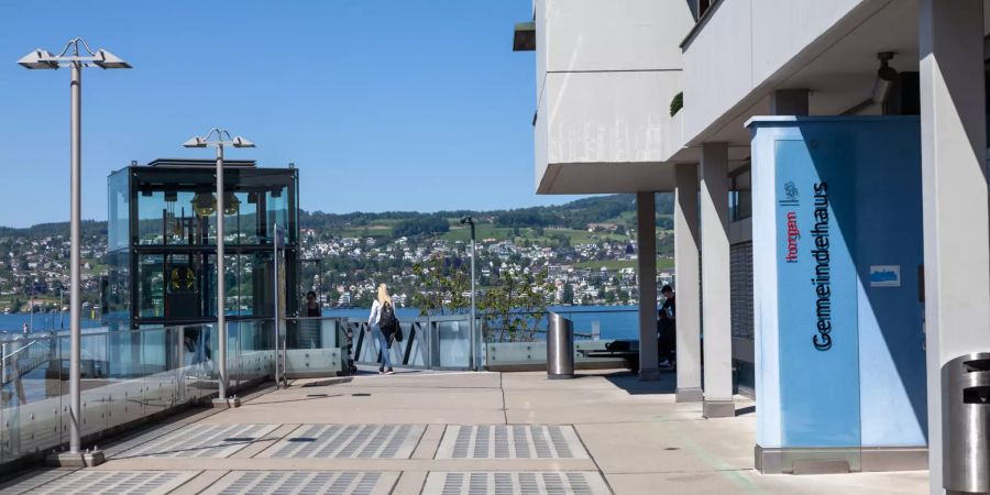 Gemeindeverwaltung Horgen mit Aussicht über den Zürichsee.