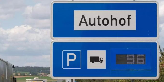 Ein Hinweisschild mit der Aufschrift «Autohof» steht auf der Autobahn 6 bei Bad Rappenau (Baden-Württemberg). Foto: picture alliance / dpa Ein Hinweisschild mit der Aufschrift «Autohof» steht auf der Autobahn 6 bei Bad Rappenau (Baden-Württemberg). Foto: picture alliance / dpa
