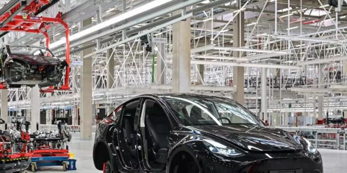 Ein im Bau befindlicher Tesla Model Y in der Tesla Gigafactory in Grünheide. Tesla
