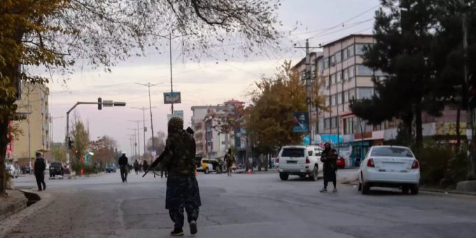 Taliban Sicherheitskräfte auf der Strasse nach einem Anschlag in Kabul. Taliban