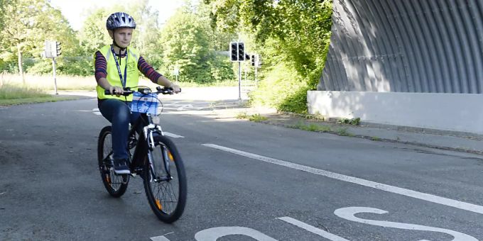 Der Bundesrat soll künftig für 12- bis 16-Jährige ein Velohelmobligatorium einführen können. Über diesen Vorschlag diskutiert nun das Parlament. (Themenbild) Der Bundesrat soll künftig für 12- bis 16-Jährige ein Velohelmobligatorium einführen können. Über diesen Vorschlag diskutiert nun das Parlament. (Themenbild)