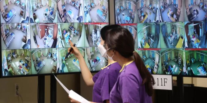 Pflegepersonal beobachtet Intensivbetten in Seoul. corona