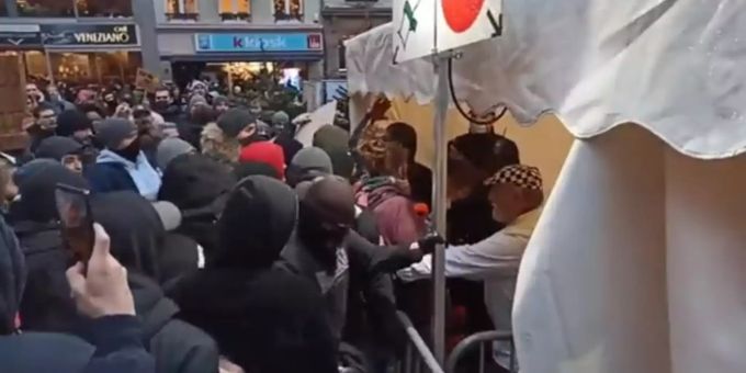 Corona-Skeptiker in Luxemburg verschaffen sich gewaltsam Zutritt zu einem Weihnachtsmarkt. luxemburg