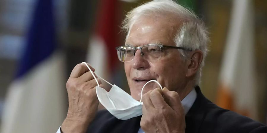 ARCHIV - Josep Borrell, EU-Aussenbeauftragter, nimmt seinen Mund-Nasen-Schutz ab, als er zu einem Treffen der EU-Aussenminister im Gebäude des Europäischen Rates eintrifft. Foto: Virginia Mayo/AP/dpa