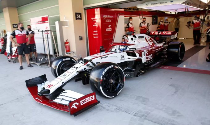 Valtteri Bottas testet für Alfa-Sauber in Abu Dhabi die neuen 18-Zoll-Reifen. Valtteri Bottas Alfa-Sauber