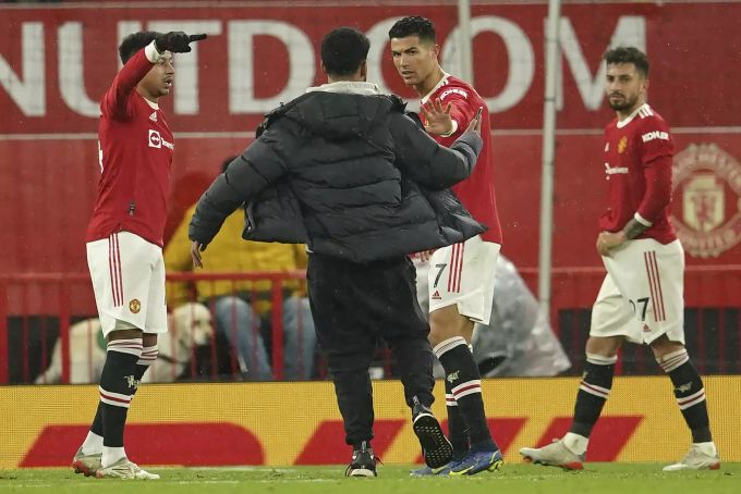 Ein Flitzer versucht im Spiel zwischen Manchester United und Arsenal zu Cristiano Ronaldo zu gelangen. Cristiano Ronaldo Flitzer