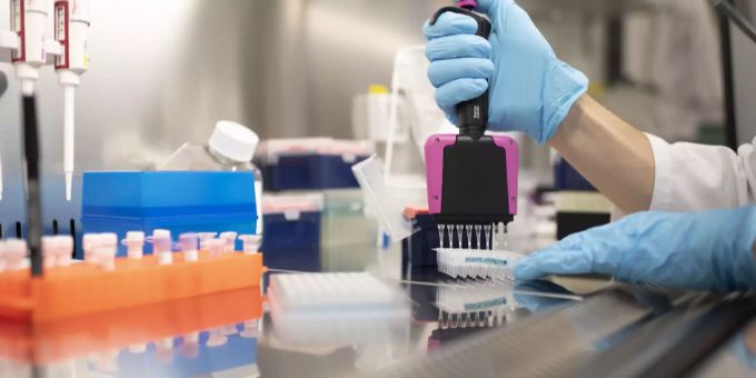 Die Schweizer Hochschulen sequenzieren positive Proben von SARS-CoV2, um die Varianten zu überwachen. Im Bild: Das «Functional Genomics Center» an der ETH Zürich. Coronavirus Delta Sequenzierung