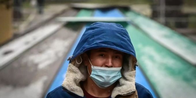 Mann mit Gesichtsmaske in Podolsk unweit von Moskau Mann mit Gesichtsmaske in Podolsk unweit von Moskau