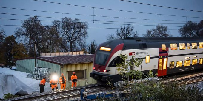 Eine SBB-Komposition fährt am Freitag mit 25 km/h an der Schadenstelle in Tolochenaz VD vorbei. (Archivbild) SBB Tolochenaz VD