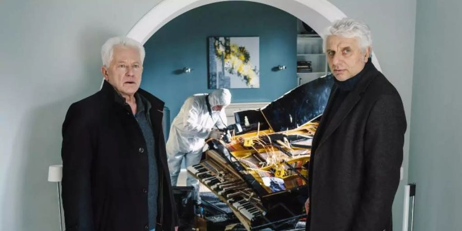 Ivo Batic (Miroslav Nemec, l) und Franz Leitmayr (Udo Wachtveitl) fragen sich, wer den Flügel zerstört haben könnte. Foto: Hendrik Heiden/BR/NEUESUPER GmbH//dpa