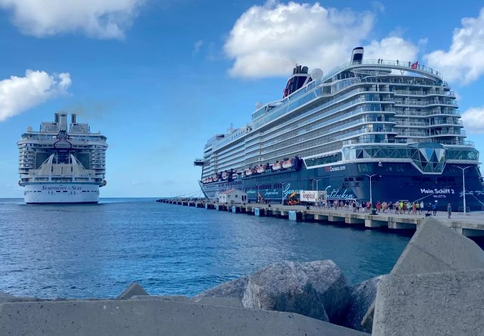 Neustart: Neben der «Mein Schiff 2» ist auch das zurzeit grösste Kreuzfahrtschiff der Welt, die «Symphony of the Seas», in der Karibik unterwegs. Zwei Kreuzfahrtschiffe Hafen Anlegestelle