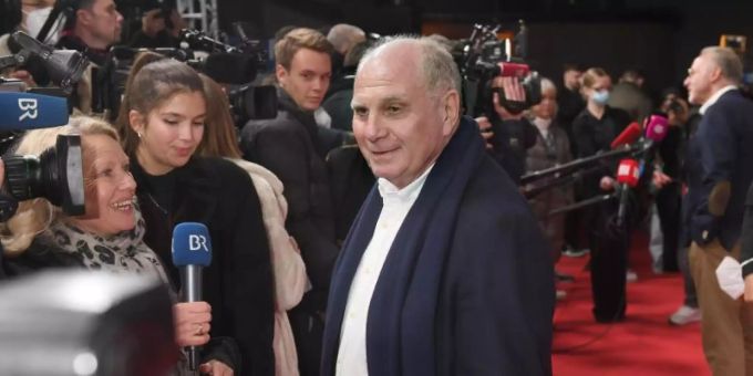 Ehrenpräsident Uli Hoeness ist begeistert von der Spielweise des FC Bayern München. Foto: Felix Hörhager/dpa Ehrenpräsident Uli Hoeness ist begeistert von der Spielweise des FC Bayern München. Foto: Felix Hörhager/dpa