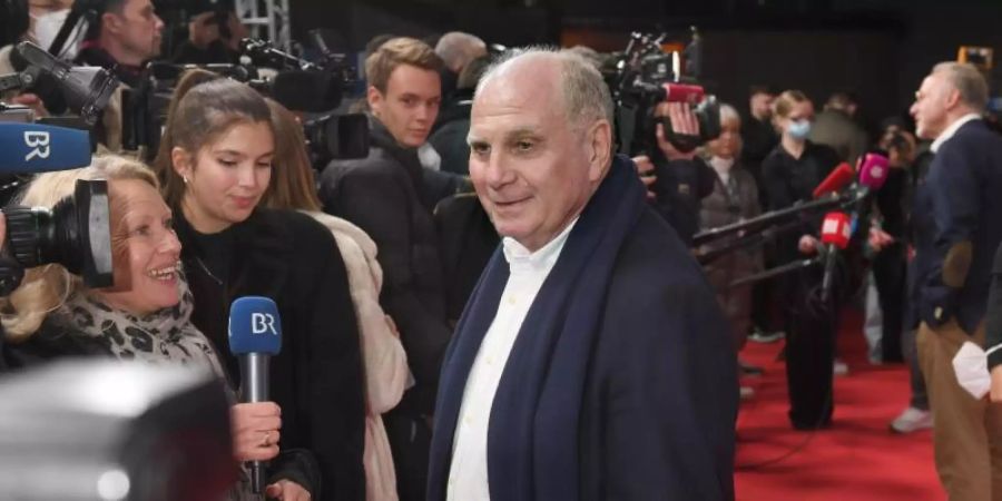 Ehrenpräsident Uli Hoeness ist begeistert von der Spielweise des FC Bayern München. Foto: Felix Hörhager/dpa
