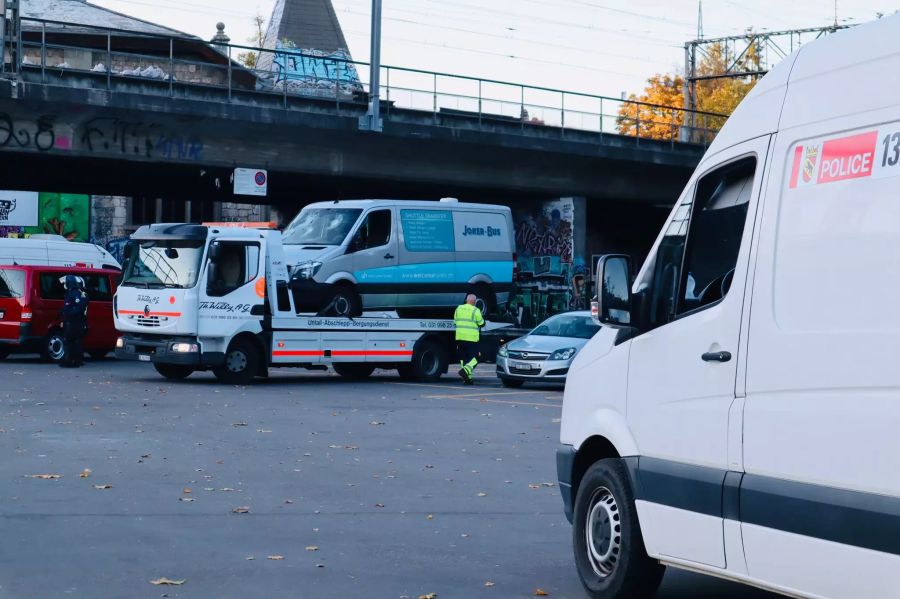 Ein Auto der Massnahmengegner, welches auf dem Platz parkiert war, wurde zuvor beschädigt.