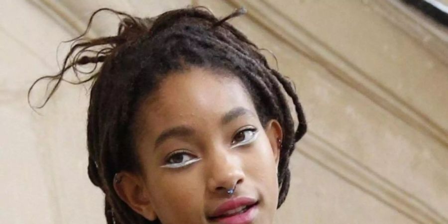 Willow Smith vor der Haute-Couture-Modenschau Dior 2018 in Paris. Foto: Christophe Ena/AP/dpa