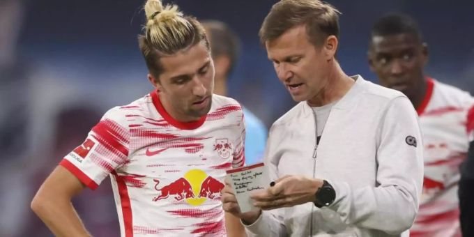 Spricht viel mit den Spielern: Leipzigs Trainer Jesse Marsch (r) zeigt Kevin Kampl seine Notizen. Foto: Jan Woitas/dpa-Zentralbild/dpa Spricht viel mit den Spielern: Leipzigs Trainer Jesse Marsch (r) zeigt Kevin Kampl seine Notizen. Foto: Jan Woitas/dpa-Zentralbild/dpa