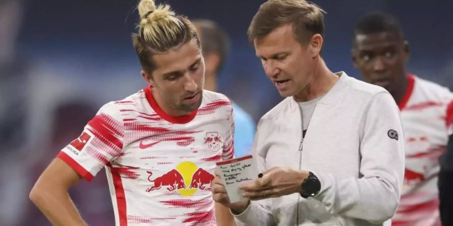 Spricht viel mit den Spielern: Leipzigs Trainer Jesse Marsch (r) zeigt Kevin Kampl seine Notizen. Foto: Jan Woitas/dpa-Zentralbild/dpa