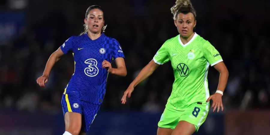 Der FC Chelsea mit Melanie Leupolz (l) und der VfL Wolfsburgs um Lena Lattwein spielten unentschieden. Foto: Adam Davy/PA Wire/dpa