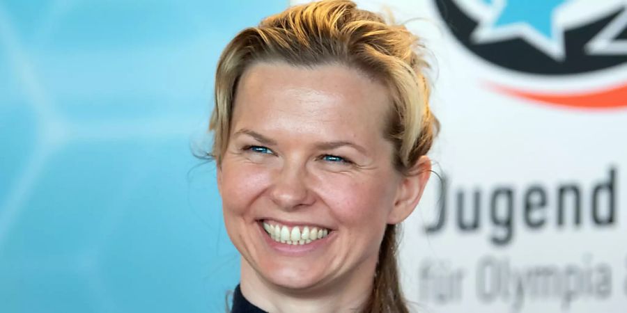 ARCHIV - Britta Steffen, Olympiasiegerin im Schwimmen, während einer Pressekonferenz zum Jubiläum von «Jugend trainiert». Foto: Soeren Stache/dpa