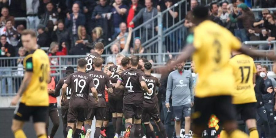 Der FC St. Pauli übernimmt mit dem Sieg gegen Dynamo Dresden die Tabellenführung der 2. Liga. Foto: Christian Charisius/dpa