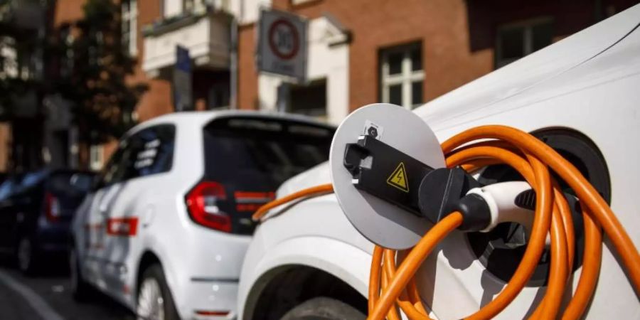 Elekroautos stehen vor einer Ladestation in einem Wohngebiet im Stadtteil Prenzlauer Berg in Berlin. Foto: Carsten Koall/dpa