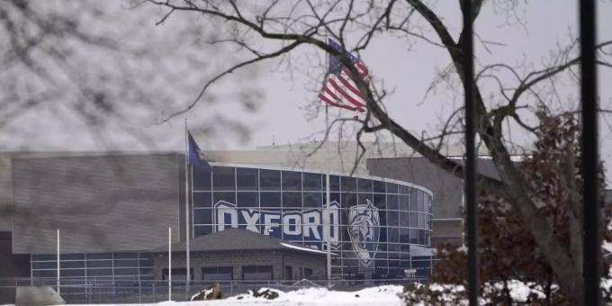 Das Bild zeigt die Oxford High School in Oxford, Michigan, wo ein Schüler das Feuer eröffnete. Foto: Paul Sancya/AP/dpa Das Bild zeigt die Oxford High School in Oxford, Michigan, wo ein Schüler das Feuer eröffnete. Foto: Paul Sancya/AP/dpa