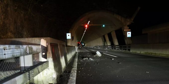 Die Betonwand wurde beschädigt. Unfall