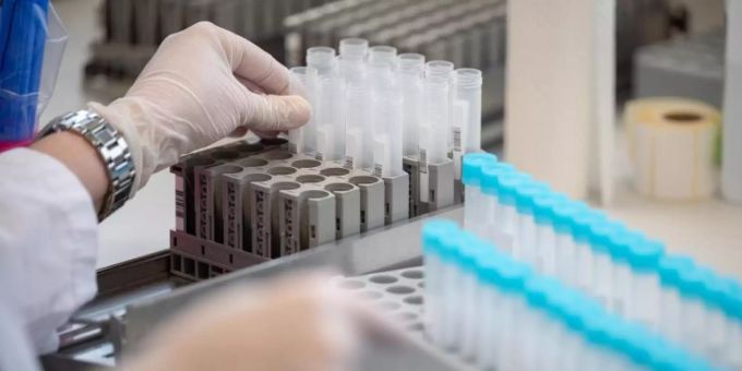 Das RKI gibt die Zahl der sicher nachgewiesenen und wahrscheinlichen Fälle mit der neuen Variante des Coronavirus (Omikron) mit 3198 an. Coronavirus