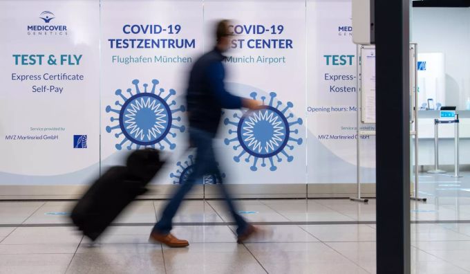 Testzentrum am Münchner Flughafen: Die Corona-Massnahmen dürften das Reisen auch 2022 bestimmen. reisen corona